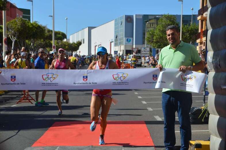 Momento de la llegada a meta de Delioma González, la primera fémina (Foto TA)